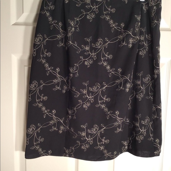 PENCIL SKIRT WITH EMBROIDERED FLORETS - Picture 2 of 5